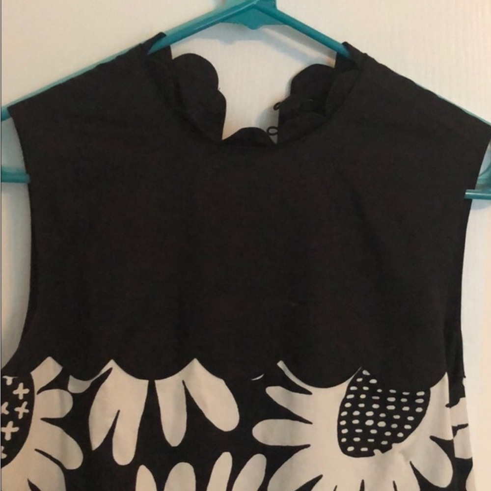 Victoria Beckham L target scalloped daisy dress - Picture 6 of 8